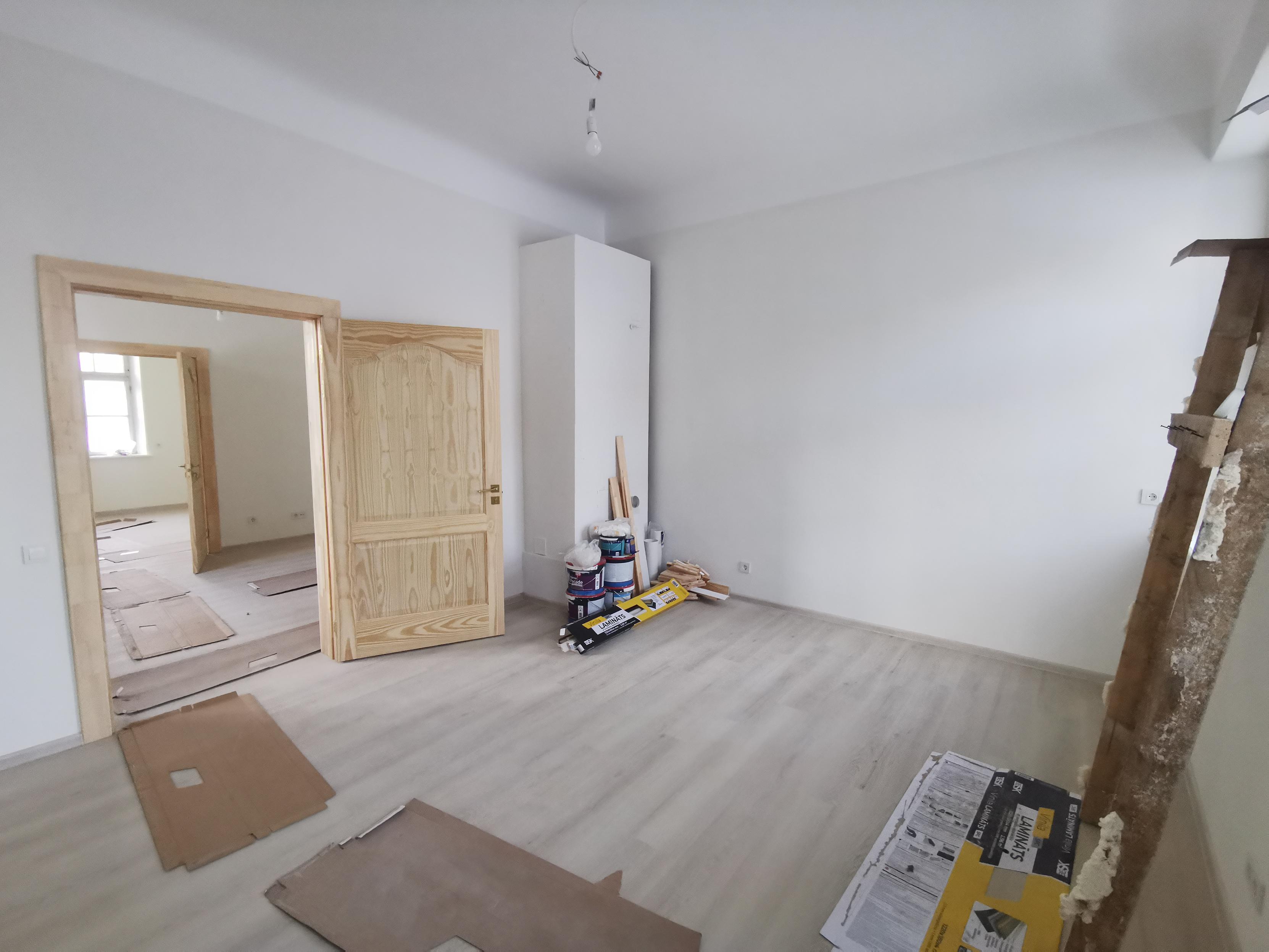 Vēl no būvniecības lietām neiztīrīta #DzīvoklisKuldīgā guļamistaba