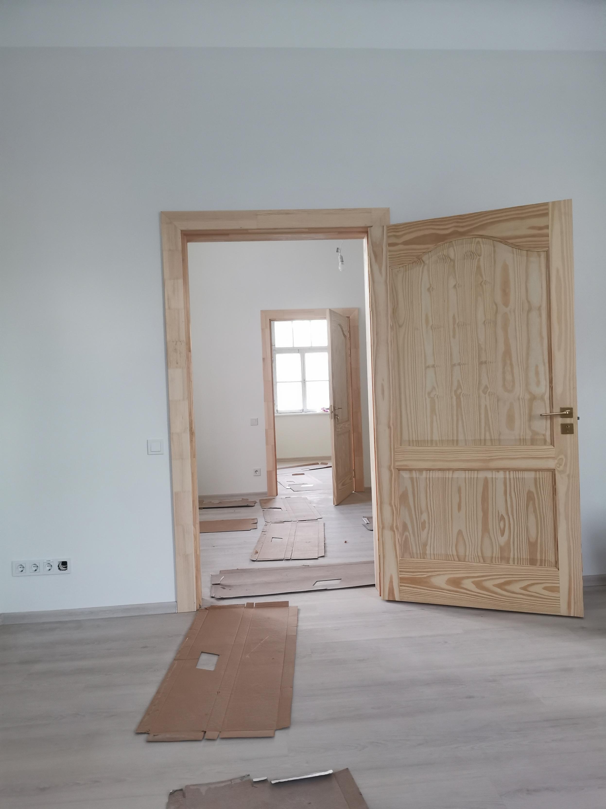 Vēl neiztīrīts #DzīvoklisKuldīgā. Skat cauri istabām uz virtuvi