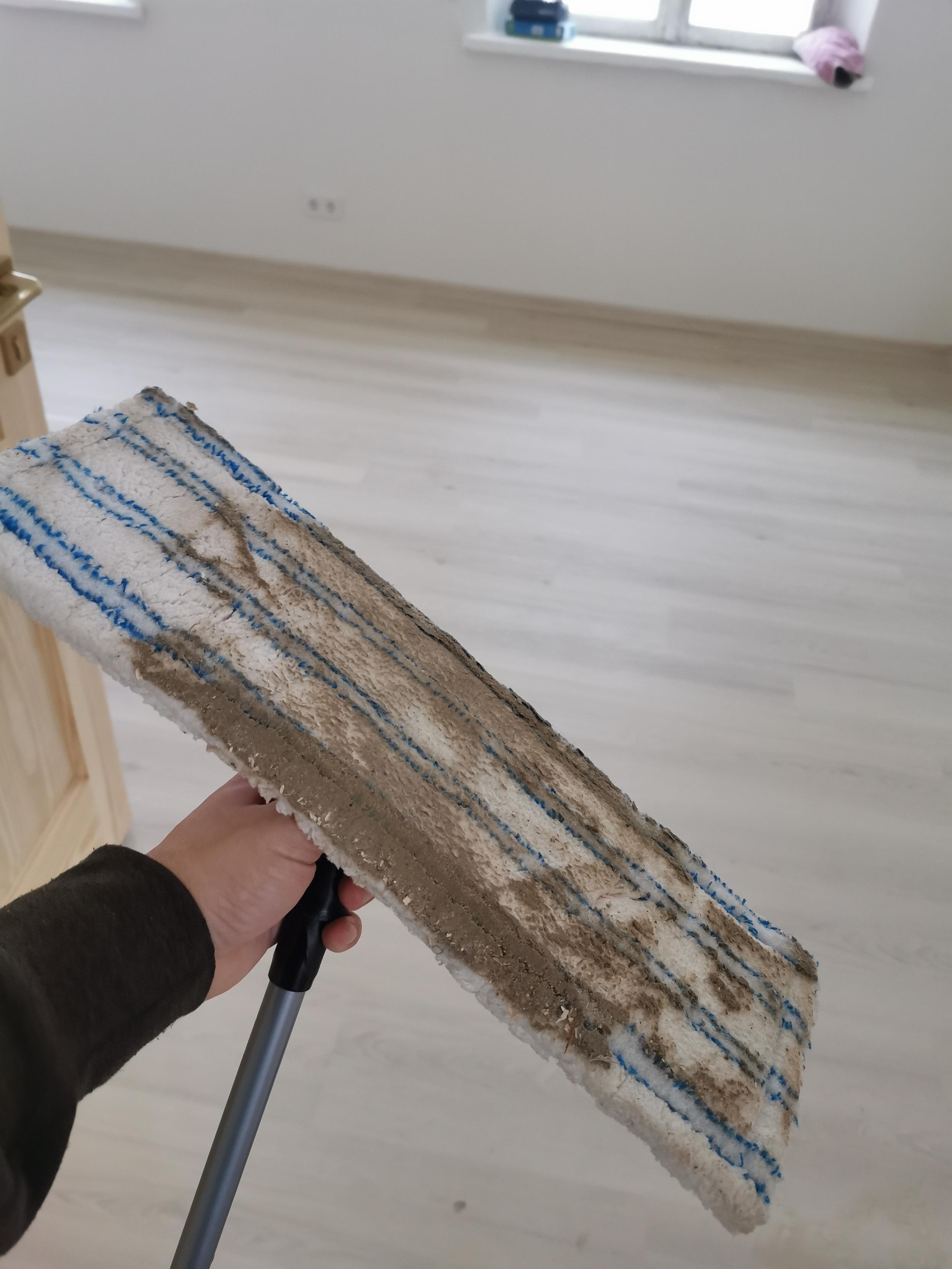 Tīru #DzīvoklisKuldīgā. Būvniecības putekļi uz grīdaslupatas.