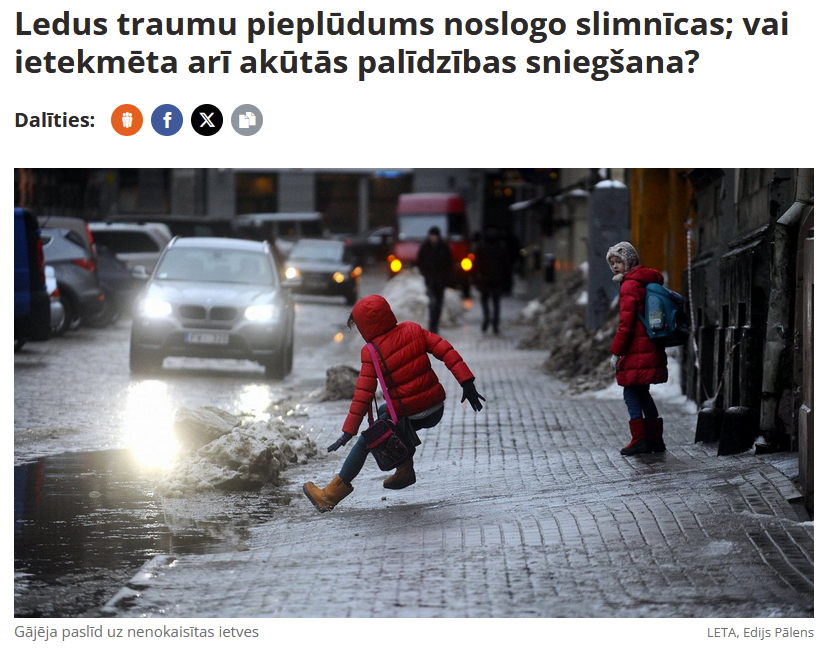 Ekrānšāviņš no LSM ar attēlu, kurā sieviete sarkanā jakā ir ļoti sāpīga kritiena procesā.