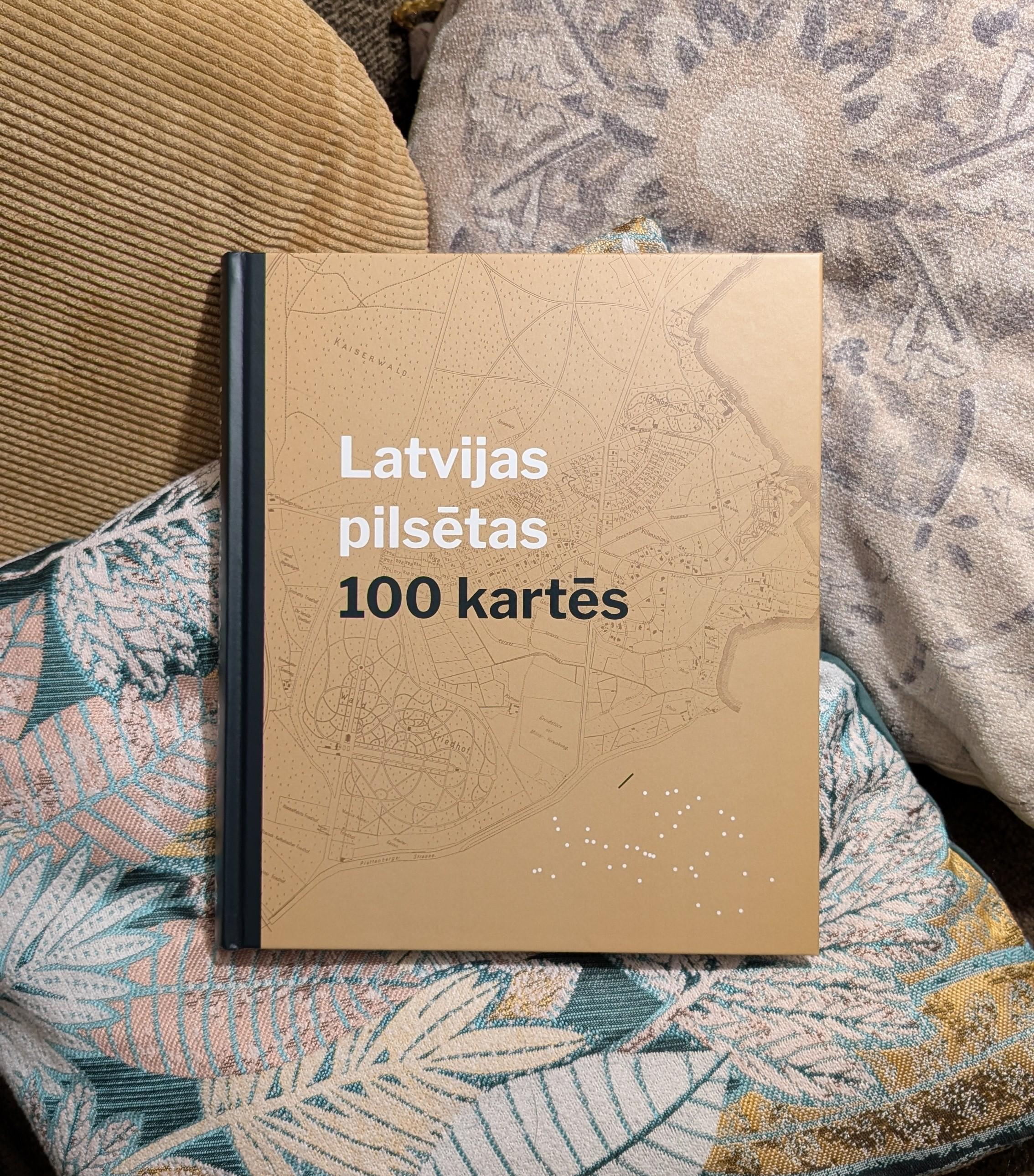 Grāmata "Latvijas pilsētas 100 kartēs".