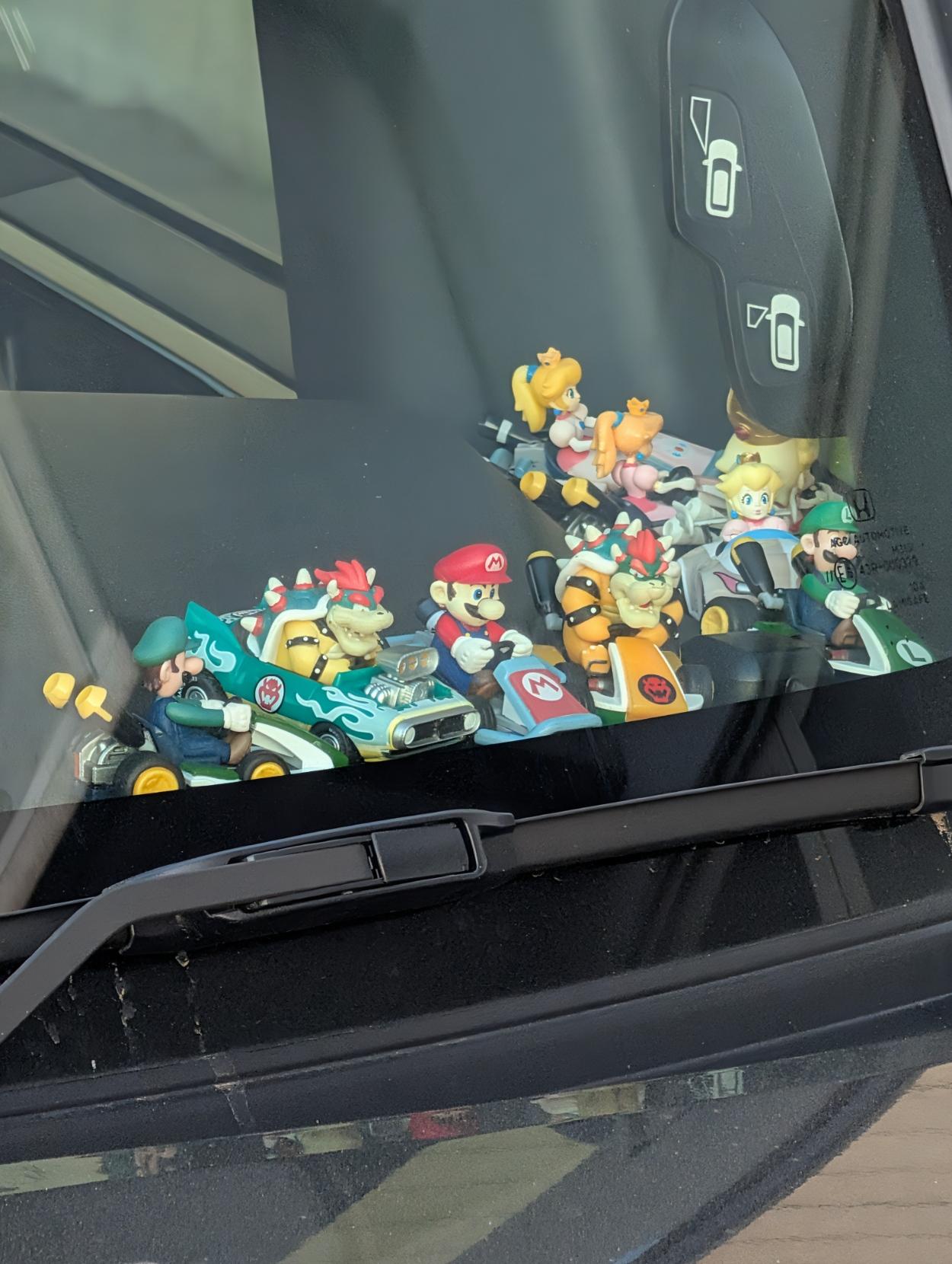 Auto paneļa rotājumi - mario world figūriņas